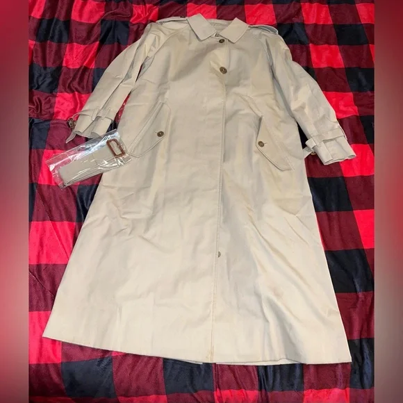 Burberry vintage trench coat- EUC!